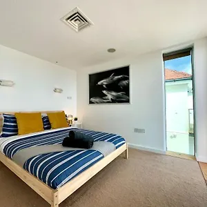 Apartment Seaside Panorama Retreat: Beachfront Comfort For Four, Bournemouth